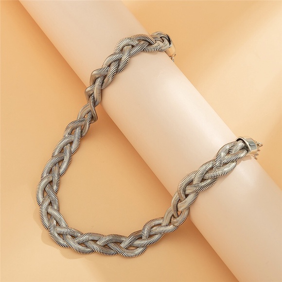 ⚜️[𝟯𝟬%𝗢𝗙𝗙|𝗯𝘂𝗻𝗱𝗹𝗲𝘀 𝟯+]⚜️Silver Braided Snake Chain Flat Choker NEW - Picture 3 of 9